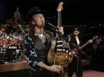 「弦が切れた…」ライブ中のギター交換がとってもスムーズ