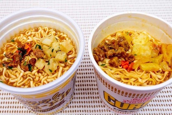 金ちゃんヌードルカレー(左)とカップヌードルカレー(右)
