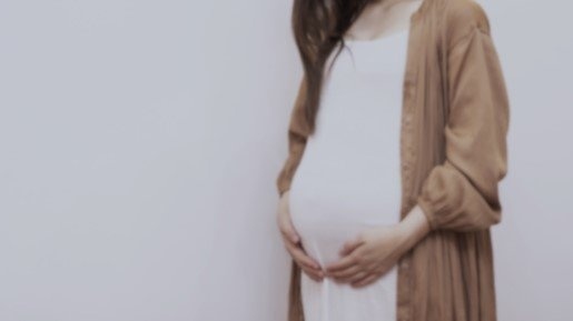 〝見るからに妊婦〟の私が満員電車に乗車。座ったばかりのキャリアウーマンが、吊り革で立つ私に...