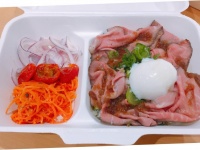 フードカート風スタンドで提供されるローストビーフ丼