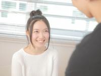 彼氏以外の男性にキュン！　女子が密かに目の保養にしている身近な人「職場の先輩」「店員さん」