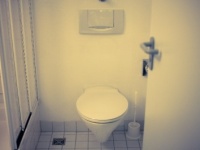 生理？　化粧直し？　女子のトイレが長い時、男性が思うコト4選