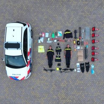 パトカーの中って何が入ってるの？オランダ警察がパトカーの中身を公開。開錠グッズからテディベアまで！