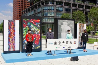 横尾美美氏、細川直哉氏、小池百合子東京都知事、横尾忠則氏