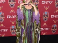 女優ベット・ミドラーがハロウィンで23年ぶりに映画『ホーカス ポーカス』の魔女に変身！