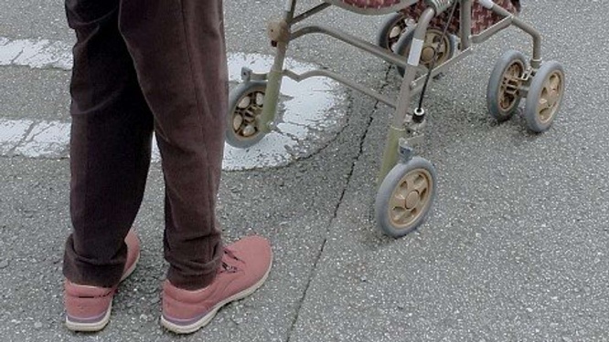 おばあさんを誘導して無事歩道へ（画像はphotoAC）