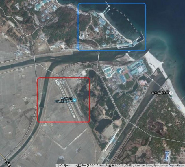 金正恩氏別荘専用の滑走路と駅（赤丸）、別荘（青丸）　（画像：Google Map）