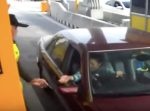 なぜここに！？　タイの有料道路のゲートにとんでもない門番が出現。