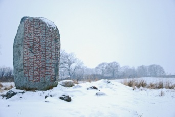 1200年前のバイキングの石碑には、未来の気候変動を予言したルーン文字が刻まれていた（スウェーデン研究）