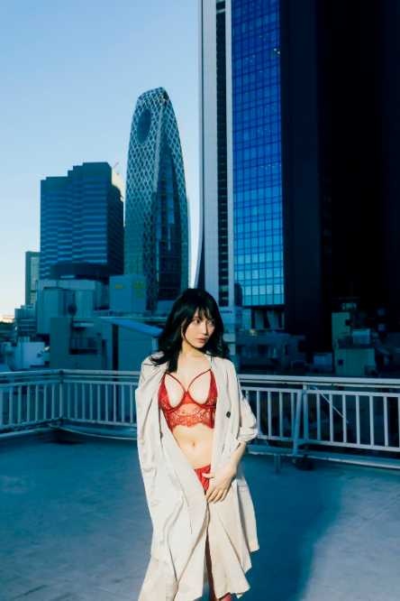 X:似鳥沙也加写真集公式より