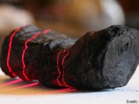 ベスビオ火山噴火で黒焦げの巻物の文字をAIで解読することに成功