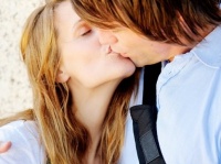 キスのハードル低すぎ!?　好きじゃない男性ともキスできる女性⇒〇〇％