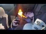 寒ければ火をつければいいじゃない！　そんなアイディアを“車内”で実行した動画