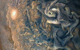 太陽に浮かぶはてなマーク、星の誕生など、最高にクールな7枚の宇宙の画像