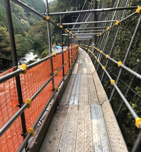 日原街道の仮設歩道（奥多摩町日原保勝会公式ツイッターより）
