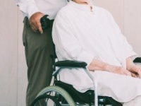 「車いすで長崎の路面電車に乗ろうとした私。乗り口には段差があって、乗り場で待ってた若い男性が...」（福島県・60代女性）