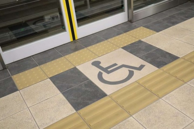 車いすで満員電車を利用した(画像はイメージです)