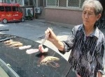 暑いから車の上でお肉焼くよ！　クレイジーおばあちゃんを激写！