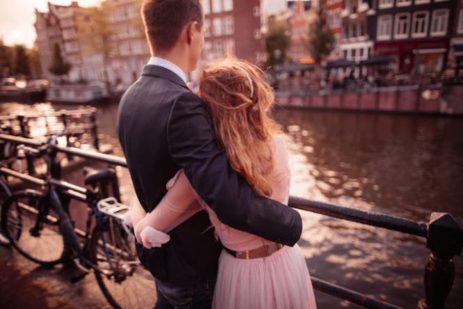 抱きしめる夢の相手は誰？ その相手によって意味合いが異なる