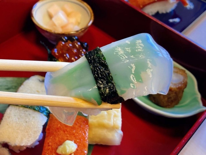 意外な材料から作られたイカ。ネタとシャリの間に大葉が挟まれている