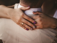 あ～もう触るな！　男性がイラッとする「女性のスキンシップ」5つ