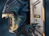 やだこれ欲しい。実物大のエイリアン・クイーンとリプリーのバトルシーンがオブジェに