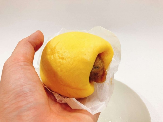 黄色い中華まんとうの皮にいなり寿司が！