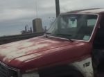 追い越し車線を走っていたのは、タイヤもドアもないオンボロ車！