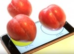 このプラム、どれが重い？　iPhoneが重量計になるアプリが存在した！？