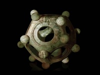 今だ起源も用途も不明、古代ローマの「中空十二面体」の謎