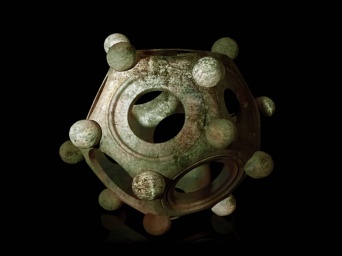 今だ起源も用途も不明、古代ローマの「中空十二面体」の謎
