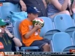 クリケットの試合中継に映った“驚きの少年”とは！？