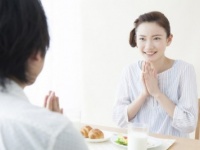 奥さんのグッとくる行動はどっち？　「自分より先に起きている」or「仕事から帰るのを待っている」