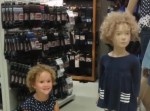 自分と激似のマネキンと出会い、大興奮「これあたし！」