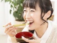 箸の持ち方ちげーからっ！　実は男性をドン引きさせてる「食事マナー」12