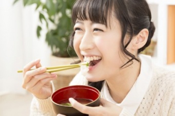 箸の持ち方ちげーからっ！　実は男性をドン引きさせてる「食事マナー」12