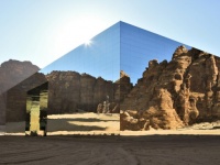 まるで蜃気楼！サウジアラビアの砂漠に巨大な全面鏡張りのコンサートホールを建設、ギネス記録に認定