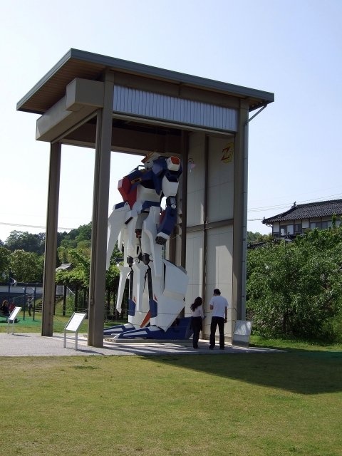 道の駅 久米の里にあるZガンダムの模型（Nnnさん撮影、Wikimedia Commonsより）
