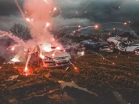 2020年をぶっ飛ばせ！ショットガンと戦車で廃車を粉砕するヒャッハーなストレス解消イベント（イギリス）