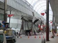 熊本地震の影響で半壊したアーケード（「Wikipedia」より）