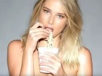 こういうの待ってた！　セクシーモデルが裸でカップヌードルを…