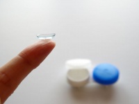 コンタクトレンズの誤った使用法で失明の危機！
