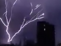 下から上に登り雷！イギリスで発生した「逆さ雷」のすごい映像