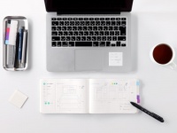 在宅勤務の強い味方。「365デイズノート」に狭いスペースでも使いやすい横型が登場！