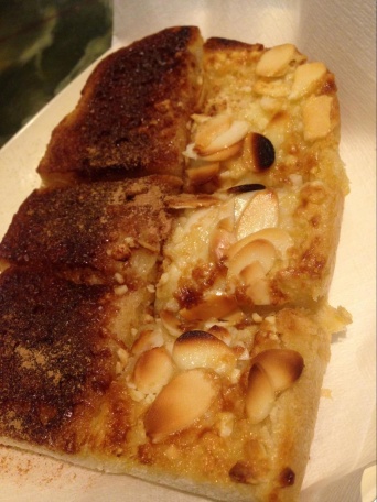 写真は、シナモントースト（左）とアーモンドトースト（右）のハーフハーフ