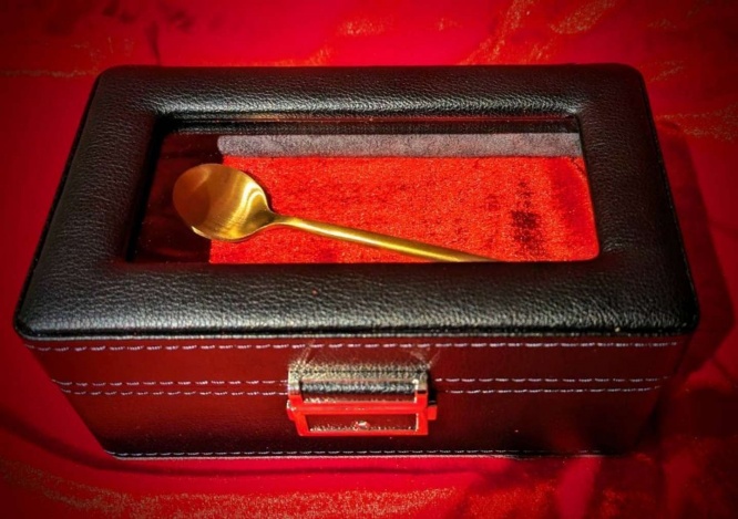 謎を解くと貰える「金のスプーン」は、鍵のかかった箱に入っている(画像はプレスリリースより)