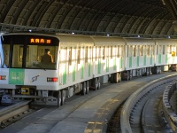 札幌市営地下鉄南北線の高架区間を走る5000形（出々 吾壱さん撮影、Wikimedia Commonsより）
