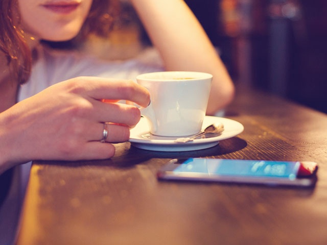 携帯を見つめる女性