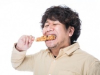 食べ方汚っ！　恋愛感情が冷めた「彼のドン引き行動」4選