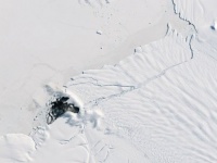 南極大陸の氷河に30キロもの亀裂が出現。まもなく崩壊し巨大な氷山が誕生する兆候（オランダ研究）